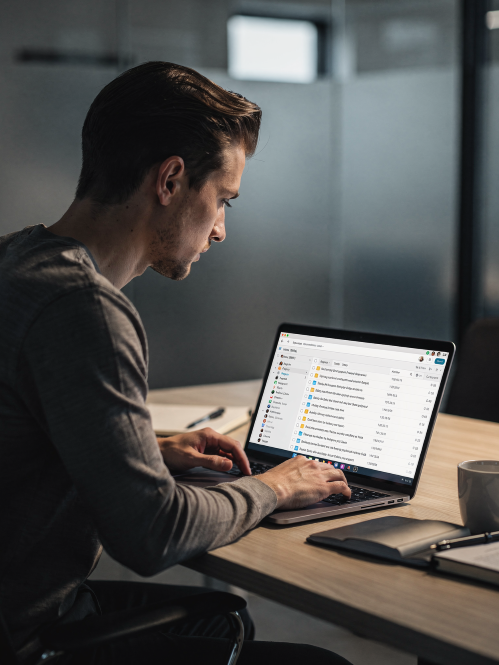 Jonge manager met volle inbox