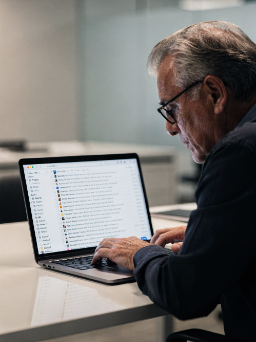 Ondernemer met een overvolle inbox